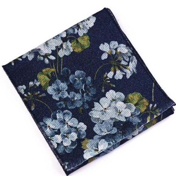 Gucci Blooms Floral Blue Wool Neck Scarf - Picture 2 of 8